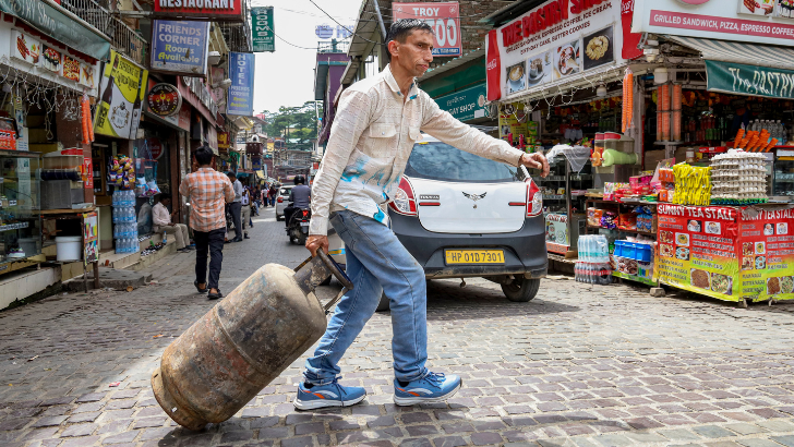 https://salarnews.in/public/uploads/images/newsimages/maannewsimage01052026_170349_COmmercial cylinder price.png
